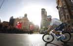 El ciclista español Alejandro Valverde a su paso por la Gran Vía durante la etapa final de la 77 edición de la Vuelta Ciclista a España, este domingo en Madrid