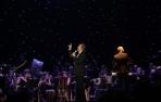 Serrat señala el cielo, durante el concierto benéfico del 9 de agosto de 2013 en Viana.