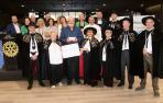 Foto de familia de los participantes y del jurado