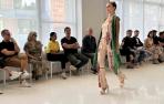 Modelos desfilan durante el evento de moda para la industria FashionLAB Market en Nueva York (EEUU)