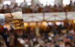 Una persona sostiene una pinta de cerveza durante el Oktoberfest en Munich