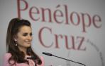 La actriz Penélope Cruz, tras recibir de manos del ministro de Cultura, Miquel Iceta