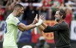 El entrenador del Getafe, Quique Sánchez Flores, y el defensa Stefan Mitrovic celebran su victoria contra Osasuna