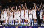 Los jugadores de la selección española de baloncesto celebra el triunfo en Berlín.