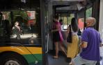 Usuarios del transporte público de la Comarca de Pamplona, con mascarillas
