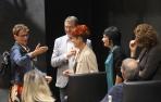 La presidenta Chivite bromea con los parlamentarios de Bildu a su llegada ayer al hemiciclo navarro