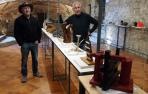 Julián y Félix Lizarraga Araiz, con las esculturas expuestas en Lizoain.