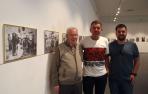 Desde la izda.: Josetxo Paternáin Nagore, Alfredo León Mañú y Joseba Corera Rípodas, en la muestra fotográfica de Aoiz.