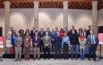 nivitados, organizadores y patrocinadores en una foto de familia en el Palacio del Condestable