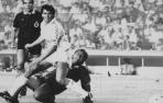 Robinson y Camacho disputan el balón en 1988