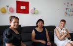 Por la izquierda: Gladys Peñafiel Silva, Rosa Vásquez Armesta y Marimar Cañas García (con Billy en brazos), en su piso de Barañáin