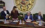 De pie, Xabier Sagardoy y Maite Esporrín, de PSN, con Fernando Villanueva y Fermín Alonso (NA+)