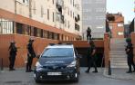 Agentes de policía en la barriada del Prínicpe Alfonso en Ceuta donde ha sido asesinado un militar de 37 años al recibir varios disparos