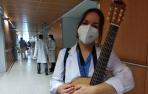 Isabel Laranjeira Gallardo, musicoperapeuta, en los pasillos de San Juan de Dios