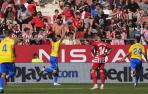 El delantero del Cádiz CF, Alex Fernández (2i), celebra su gol contra el Girona FC
