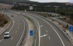 TRAMO FINAL DEL TRAZADO CONSTRUIDO de la Autovía del Pirineo (A-21) a escasos kilómetros de la salida de Navarra, en sentido a Jaca, cuando se deriva el tráfico hacia la antigua carretera N-240 que discurre junto al embalse de Yesa. Al fondo se aprecian y