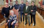 Los donantes posaron en el salón de plenos del Ayuntamiento con el alcalde