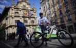 Apoyado en su bici, Mykola Ishchuk, jefe de la Comisión de Protección Social en Lviv, a mediodía de ayer en la plaza Consistorial.