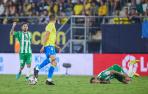Joaquín cae al césped durante el Cádiz-Betis