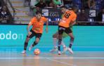 El jugador del Aspil Carlos Bartolomé intenta progresar con el esférico en un lance del partido de ayer