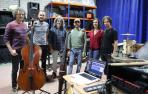 Desde la izquierda: Harkaitz Martínez de San Vicente, de Oreka TX, Iván Carmona, fundador de Suakai, Mikel Ugarte, de Oreka TX, Josu Erviti, batería de Suakai, Claudia Osés, fundadora de Suakai, y Eric Deza, guitarrista de Suakai