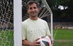 Eduardo De Prados Orradre posa con un balón en la portería del Estadio Municipal de Tudela