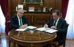 El alcalde de Pamplona, Enrique Maya, y el director general de la Fundación laCaixa, Antoni Vila Bertrán, en el momento de la firma