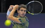 Carlos Alcaraz le devuelve una bola a Pablo Carreño en el partido de los cuartos de final del torneo indoor suizo