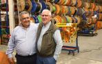 Jesús (izquierda) y Alfonso Antoñanzas Aranguren, en las instalaciones de Gabyl, delante de bobinas de cable
