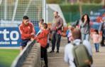 El Chimy se acercó a la zona del campo donde aguardan los aficionados y estuvo con estos dos niños