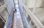 Una estudiante, en la Biblioteca de la UPNA del Campus de Arrosadia, en Pamplona