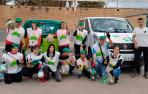 Participantes en la jornada, con parte de la basura que recogieron en el Ebro