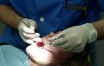 Un paciente durante una consulta en el dentista