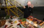 Patxi Larumbe Beramendi, CEO de Cocuus, muerde una chuleta sintética