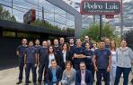 Pedro Luis Antón Campo (el primero agachado a la izquierda) con personas de su equipo y plantilla