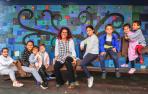 Alicia Ramos, en el centro, con los ocho alumnos del colegio de Beire
