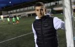 Martín Pedroarena Espinal, de 19 años, posa junto a la portería del campo de Oberena, su club