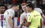 Lewandowski protesta a Gil Manzano durante el partido contra Osasuna