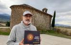 Simeón Hidalgo Valencia, con el libro ante Santa Colomba de Meoz