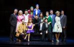 El actor Antonio Banderas posa junto al elenco del musical durante la presentación de 'Company' en el Universal Music Hotel Teatro Albéniz