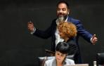 El socialista Ramón Alzórriz pasa tras Laura Aznal, de Bildu