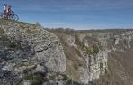 Dos ciclistas se asoman al Balcón de Pilatos de la Sierra Urbasa, que en Améscoa prefieren llamar con su topónimo original de Ubaba