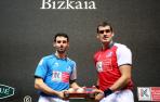 Jokin Altuna y Joseba Ezkurdia posan con el maletín donde se guardarán las cuatro pelotas que se pondrán en juego el domingo en el Bizkaia