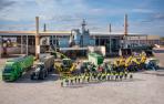 Trabajadores de Liverco, ante las instalaciones de la empresa en Buñuel