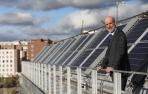 Pablo Ayesa en una de las azoteas del CENER. El edificio está lleno de placas fotovoltaicas y prototipos de tecnología relacionada con las energías renovables.