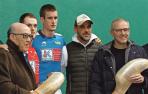 Carmelo Ezpeleta (izda.) y Stefano Domenicali (dcha.) posan con Laso, Mariezkurrena y Hernández