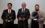 Olivier Martín, director general de Navarpluma, José Salcedo, copropietario de El Navarrico, y Daniel Valdés, CEO de Nexxyo labs, ayer con sus premios de la Cámara de Comercio