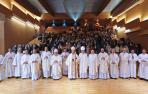 Francisco Pérez, (en el centro) junto a los demás sacerdotes y asistentes a la misa solemne de la fiesta de San Francisco Javier este sábado, en el auditorio Juan de Jasso