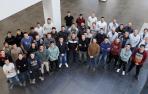 Grupo de aprendices, representantes de las diez primeras promociones de la Academy de Volkswagen Navarra, junto a sus monitores y gestores formativos, en la primera jornada del Día del Aprendiz