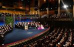 Los nuevos premios Nobel, junto a la familia real sueca, el rey Carlos Gustavo, el príncipe Daniel, la reina Silvia y la princesa heredera Victoria, este sábado en el Concert Hall de Estocolmo (Suecia), durante la ceremonia de entrega de los premios Nobel
